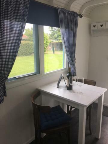 Shepherds Hut Oostvoorne Dış mekan fotoğraf